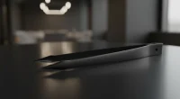 Стильные минималистичные щипцы для кальяна Blade Hookah на темной поверхности, подчеркивающие их уникальный дизайн.