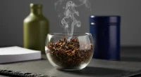 Сухой чайный лист в кальянной чаше, на фоне дымка