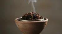 Крупный план кальянной чаши с табаком и легким дымком, символизирующий баланс между дымностью и вкусом