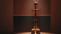 Крупный план традиционного кальяна с горящими углями, в мягком приглушенном свете
