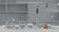 Лабораторное оборудование и рука в перчатке с пробиркой, символизирующие контроль качества кальянных смесей по ГОСТу