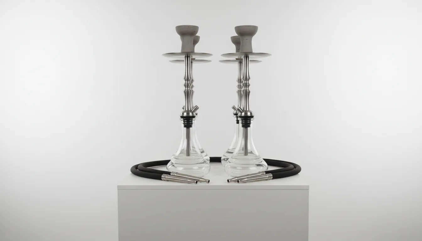 Три одинаковые ранние модели кальянов Alpha Hookah, аккуратно выставленные в студии, демонстрирующие начало серийного производства.