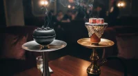 Сравнение калауда и фольги на двух кальянах, демонстрирующее различные подходы к управлению жаром.