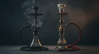 Сравнение кальяна с калаудом и кальяна с фольгой на тёмном фоне