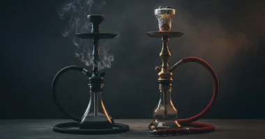 Сравнение кальяна с калаудом и кальяна с фольгой на тёмном фоне