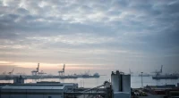Панорама порта Калининграда с индустриальными элементами и спокойным небом