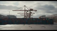 Индустриальный пейзаж Калининградского порта с контейнерами и кранами.