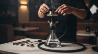 Кальянный мастер за работой в современном заведении, демонстрирующий профессионализм.