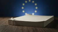 Документ Еврокомиссии на столе, символизирующий изменения в налоговом регулировании кальянного табака.