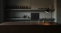Рабочее место кальянного мастера с чистой столешницей и размытым фоном