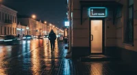 Ночная Казань, вход в кальянную, работающую после полуночи