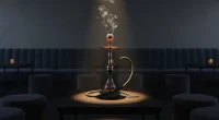Крупный план элегантного кальяна на низком столике в приглушенном свете кальянной, с мягким фокусом на деталях.