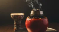 Фруктовая чаша для кальяна, крупный план, с поднимающимся дымом, на заднем плане обычная чаша
