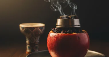Фруктовая чаша для кальяна, крупный план, с поднимающимся дымом, на заднем плане обычная чаша