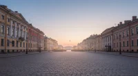Пустая улица Санкт-Петербурга в период белых ночей, исторические здания на фоне.