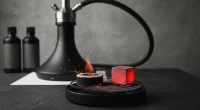 Сравнение саморазжигающегося угля, дающего искры, и натурального кокосового угля на электрической плитке.