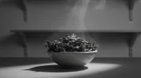 Тёмный табак Tangiers в чаше для кальяна, крупный план, подчёркивающий текстуру и плотность.