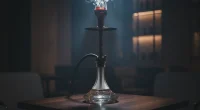 Современный кальян на тёмном деревянном столе с мягким светом, создающий атмосферу независимого издания.