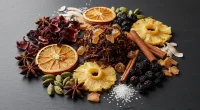 Ингредиенты для новых кальянных вкусов: травы, специи и экзотические фрукты на темном фоне.