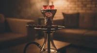 Крупный план фольги на чаше кальяна со спиральными проколами, освещенной снизу, демонстрирующий равномерное распределени