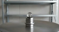 Крупный план шарикового клапана продувки кальяна, демонстрирующий его внутреннее устройство