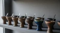 Различные типы кальянных чаш на рабочем столе мастера.