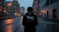 Молодой человек в городском пейзаже Казахстана смотрит в телефон, на экране которого видны анонимные чаты, символизирующ